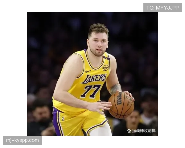 东契奇这日常作息真让人服，球场甜美明星脸背后像有个神秘地球仪在转圈