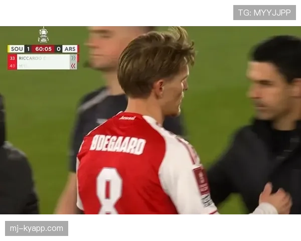 厄德高与B费战术角色分化：前插减少背后，组织核心定位如何重塑球权分配？